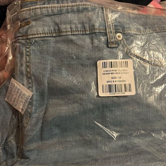 Torrid Size 28 5 Inch Perfect Boyfriend Classic Denim Mid-Rise Short Light Wash - Picture 5 of 5